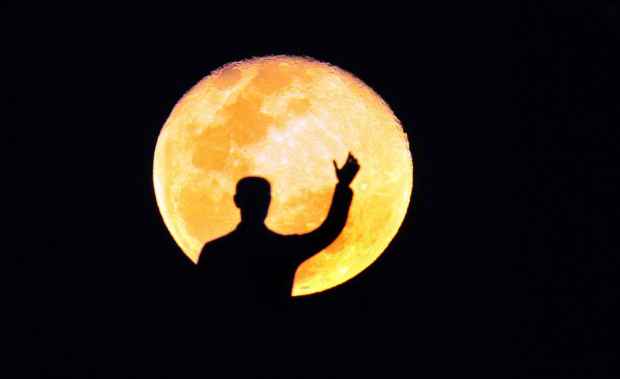 Silhueta da estátua de Jucelino Kubitschek sob luz da lua cheia. Foto: Ed Alves/CB/D.A Press