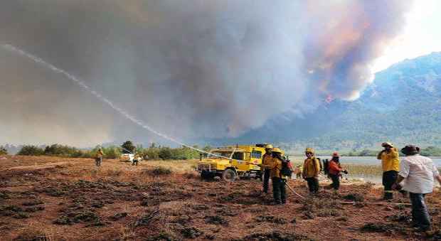 Bombeiros combatem o fogo em floresta de Chubut, sul da Argentina, no dia 1º de março de 2015
 (José Romero/Arquivo AFP )