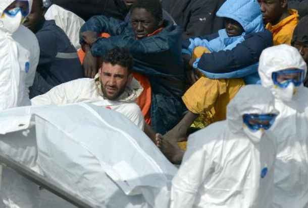 O capitão Mohammed Ali Malek (C), suposto responsável pelo naufrágio de embarcação com 800 imigrantes a bordo. Foto: Matthew Mirabelli/ AFP Photo 