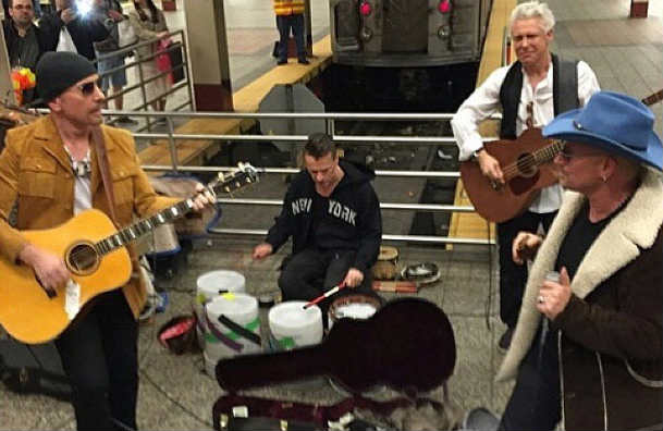 Músicos do U2 em metrô de Nova York. Foto: Instagram/Reprodução