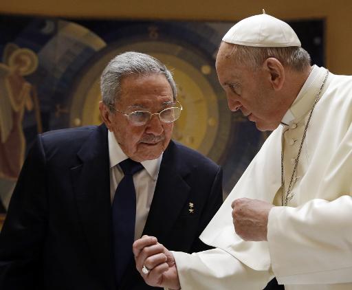 O presidente cubano Raúl Castro (E) e o papa Francisco, no Vaticano. Foto: POOL/AFP GREGORIO BORGIA 