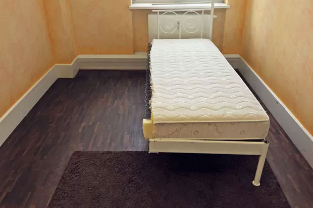 Uma cama de casal cortada ao meio também está à venda. Foto: Ebay.de/Reprodução