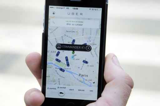Cliente usa o aplicativo UberPOP em Paris. Foto: Thomas Oliva/AFP