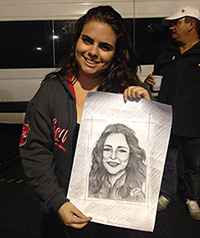 Cynthya tentava entregar o desenho à cantora. Foto: Larissa Lins/DP/DA Press
