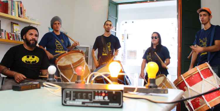 Para tocar na banda os surdos são guiados por luzes e vibrações. Fotos: Brenda Alcântara/Esp DP/D.A.Press