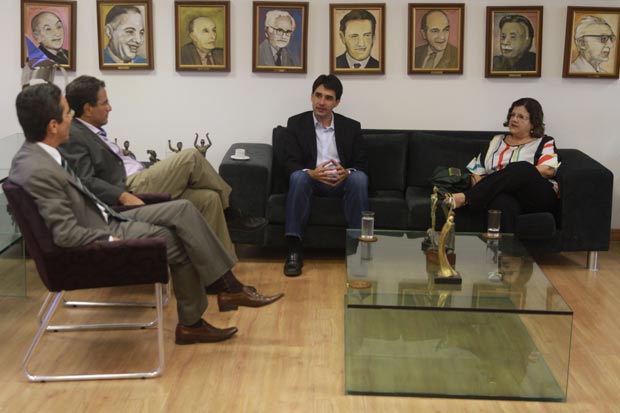 Deputados Silvio Costa Filho e Teresa Leitão foram recebidos pela direção do Diario. Foto: Julio Jacobina/DP