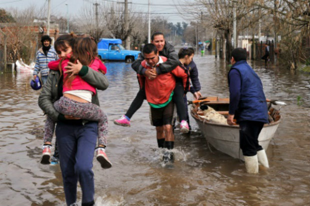 Evacuao de zona inundada na provncia de Buenos Aires em 11 de agosto de 2015. Foto: TELAM/AFP LEONARDO ZAVATTARO.