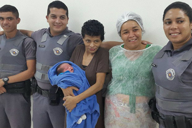 Policiais, Gabriel, Maria Edna e Josefa, após o parto. (Foto: Arquivo pessoal)