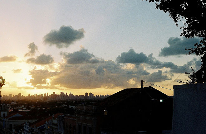 O amarelo no céu que ilumina o Recife visto do Sítio Histórico de Olinda. Foto: Nash Laila/Cortesia