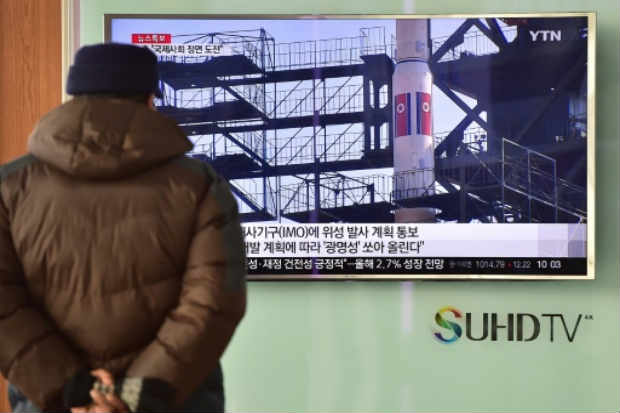 Homem observa na Coreia do Sul imagens de um foguete norte-coreano. Foto: Jung Yeon-Je/AFP