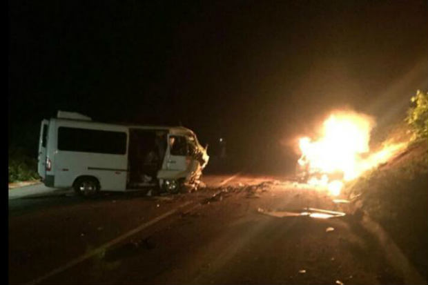 Carro do casal pegou fogo e os dois morreram no local, segundo a PRF. Foto: Júnior Campos/Divulgação