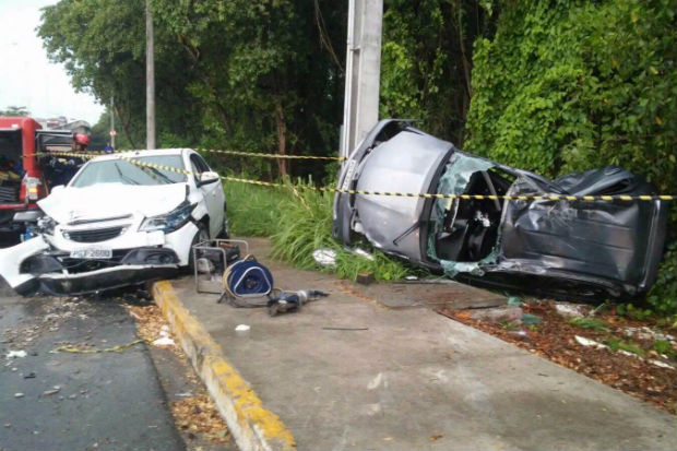 Em Boa Viagem, uma mulher ficou ferida após uma colisão entre dois veículos na Via Mangue. Foto: Bombeiros/Divulgação