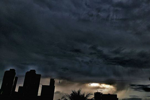 Por volta das 8h, o céu e Boa Viagem estava escuro. Foto: Rhay Sales/Instagram/Cortesia