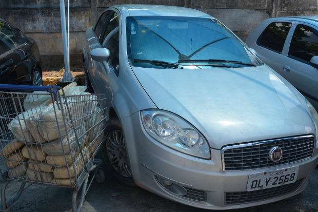 Cerca de 49 kg de maconha distribuídos em 28 tabletes estavam escondidos na mala do Fiat Linea. Foto: PF/ Divulgação