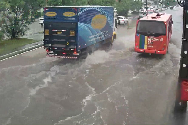 Avenida Mascarenhas de Moraes, no bairro da Imbiribeira, ficou alagada. Foto: CTTU/ Divulgação
