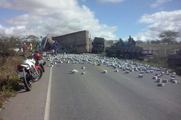 Com o impacto, o caminhão tombou na pista e a carga de pedras ficou espalhada na rodovia. Foto: Reprodução/ WhatsApp