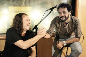 O álbum é produzido por Paulo Rafael (esquerda), com letras políticas e místicas na voz de Theone (direita). Foto: Dani Remião/Divulgação