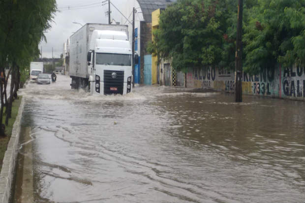 Avenida Sul apresentou os mesmo problemas de escoamento de água e ficou muito alagada. Foto: Augusto Freitas/DP