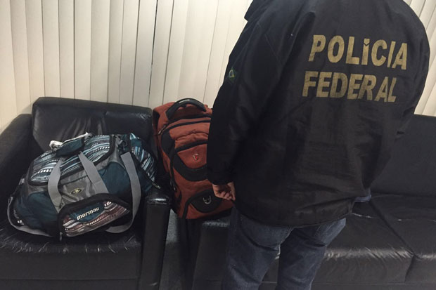 Bagagens de todos os passageiros foram revistadas pelas Polícia Federal. Foto: Polícia Federal/DP