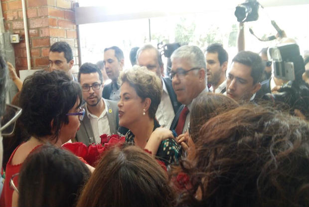 A presidente afastada foi acolhida por professores, estudantes, técnicos e movimentos sociais. Foto: Reprodução/WhatsApp.