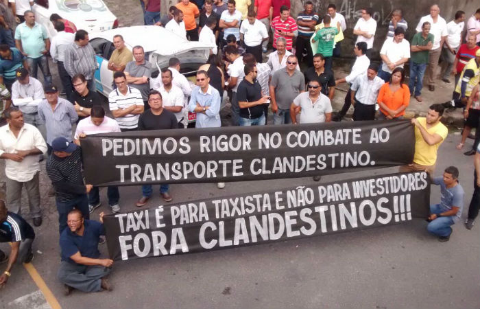 Da sede da CTTU, cerca de 300 taxistas seguirão até o MPPE, Assembleia Legislativa e Palácio do Governo. Foto: Carol Sá Leitão/ DP