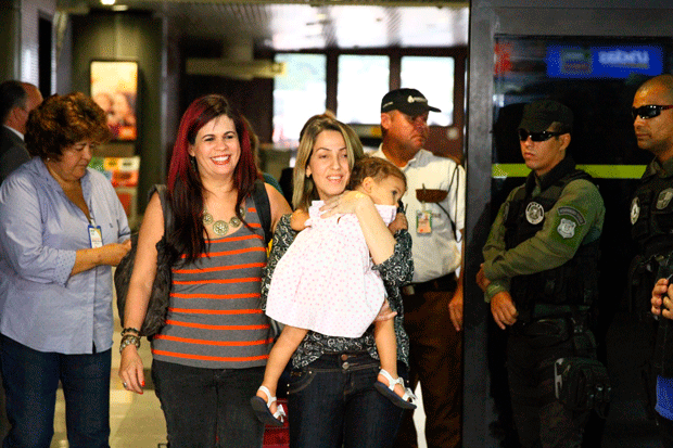 Delegada Gleide Ângelo, a mãe Cláudia Cavalvanti e a pequena Júlia, que foi encontrada pela polícia em Macapá com o pai. Foto: Peu Ricardo/ Esp. DP