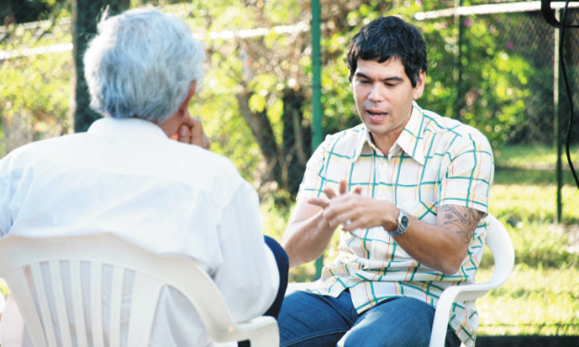 Vladimir Carvalho entrevista Dado Villa-Lobos. Foto: Downtown/Divulgao