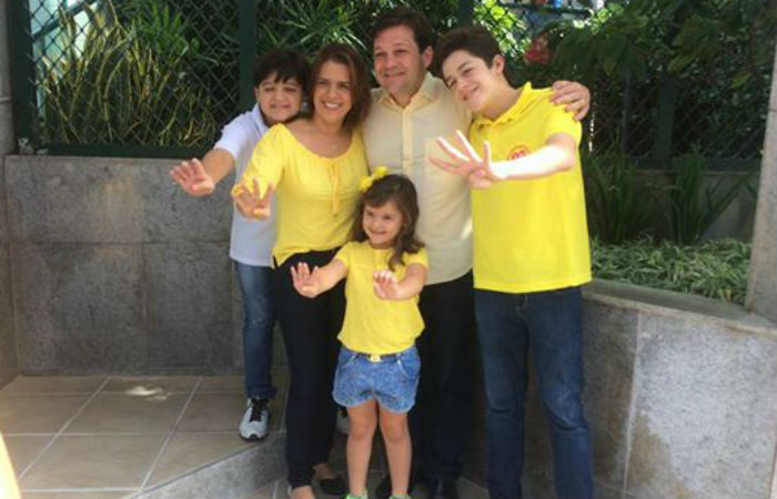 Acompanhado pela família, Geraldo Julio chegou à casa do governador Paulo Câmara. Foto: Wagner Oliveira/ DP