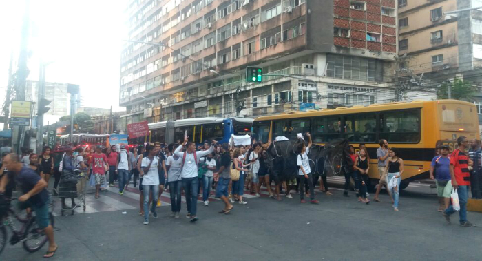 Mobilização Estudantes fazem protesto contra a aprovação da PEC ... - Diário de Pernambuco