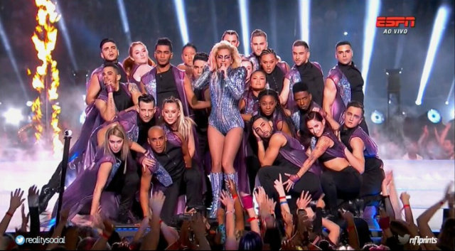 Gaga apresentou os principais hits da carreira em show repleto de efeitos especiais. Foto: ESPN/Reprodução