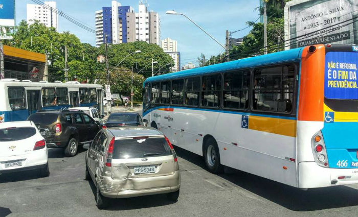 Colisão Acidente envolvendo quatro carros e um ônibus trava a ... - Diário de Pernambuco