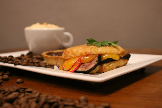 No menu do Cordel, o rosbife é temperado com café, receita da chef Miau Caldas. Foto: Gabriel Melo/Esp. DP