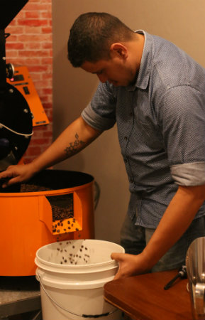 O barista Jonatahas realiza as torras do grão diariamente no Cordel Cafés Especiais. Foto: Gabriel Melo/Esp. DP