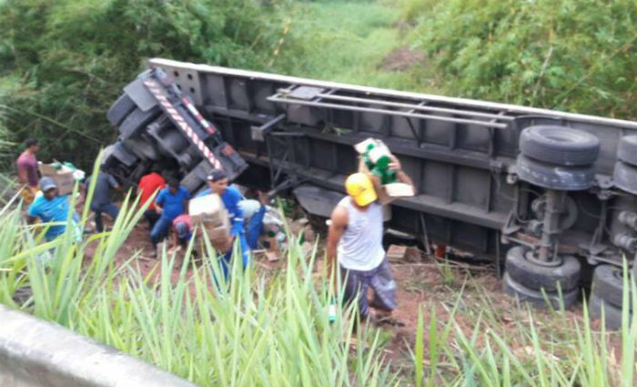 Caminhão tomba na BR-101 em Ipojuca e tem carga saqueada - Diário de Pernambuco
