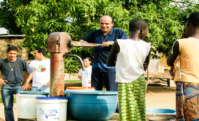 "Eu amo a África", conta Gilberto, que já esteve em vários países do continente, onde a Obra de Maria realiza missões religiosas e humanitárias. Foto: Obra de Maria/divulgação ("Eu amo a África", conta Gilberto, que já esteve em vários países do continente, onde a Obra de Maria realiza missões religiosas e humanitárias. Foto: Obra de Maria/divulgação)