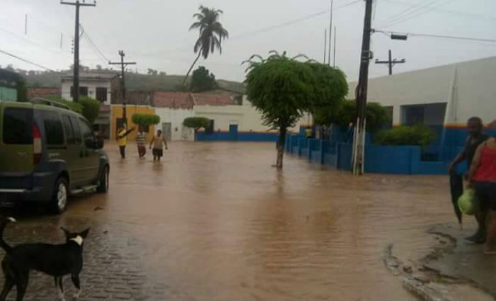 Em Rio Formoso, ruas alagadas, deslizamentos de terra e cerca de 24 pessoas desalojadas. Foto: Reprodução/ Facebook