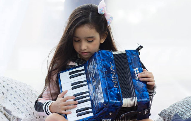 Aos 8 anos de idade, Nina toca sanfona, zabumba e triângulo. Foto: Facebook/Reprodução