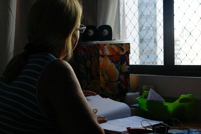 Conciliar a vida em família com os estudos é um desafio, diz Helena (nome fictício). Foto: Shilton Araújo/Esp.DP.