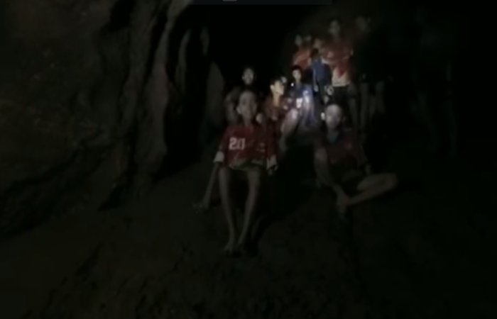 Vídeo de meninos tailandeses presos em caverna viraliza na internet