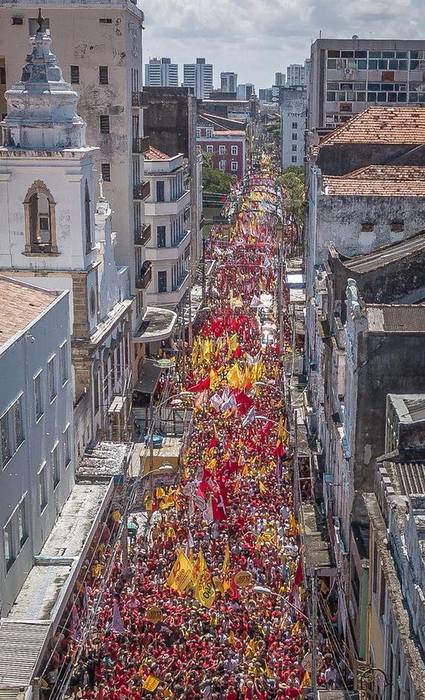 Caminhada da Frente Popular pelo Centro do Recife. Nessa foto, está a Rua Nova, cm bandeiras amarelas e vermelhas . Foto: Ricardo Stuckert