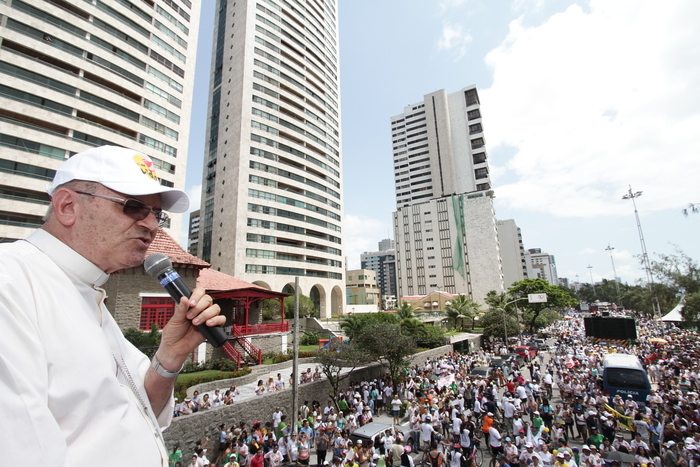 Dom Fernando Saburido pediu que fiéis não usem camisas com propaganda política e que não façam panfletagem. Foto: Alcione Ferreira/DP