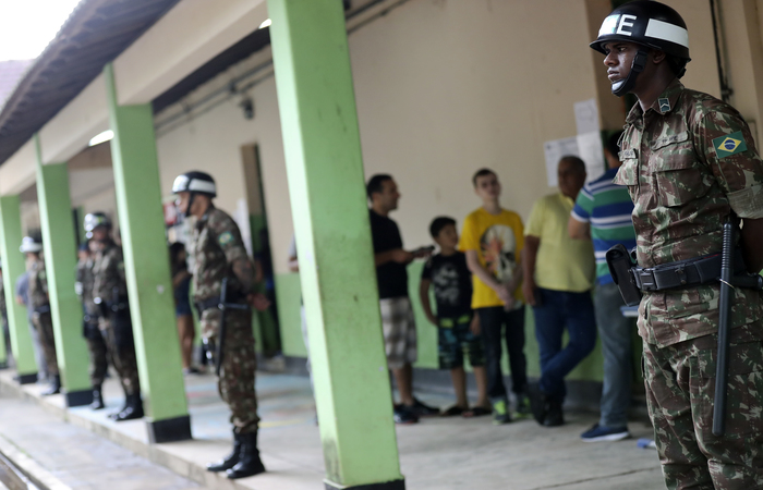Soldados fizeram a proteção do colégio eleitoral de Bolsonaro. Foto: RICARDO MORAES / POOL / AFP