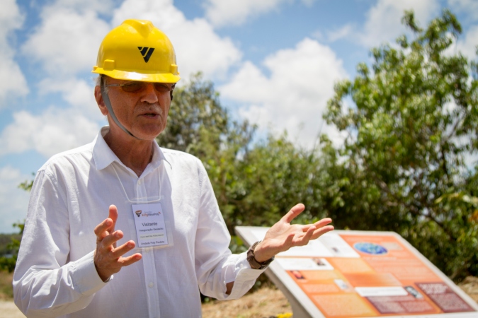 O pesquisador da Universidade Federal de Ouro Preto, Paulo Martins, explica que o local guarda vestÃ­gios da divisÃ£o entre Eras geolÃ³gicas.Foto: LÃ©o Malafaia/DP. (O pesquisador da Universidade Federal de Ouro Preto, Paulo Martins, explica que o local guarda vestÃ­gios da divisÃ£o entre Eras geolÃ³gicas.Foto: LÃ©o Malafaia/DP.)