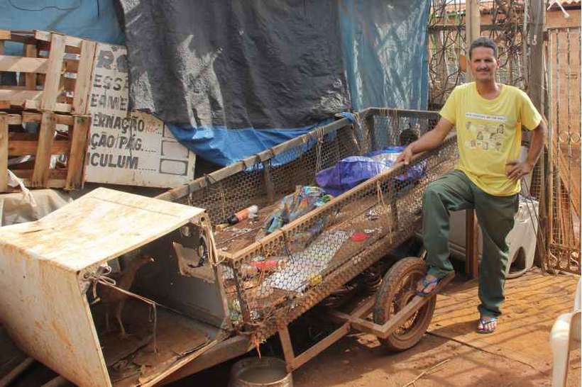 Ailton Souza Pereira trabalha com reciclagem. Em alguns meses, ganha R$ 1 mil em outras, R$ 400. Foto: Barbara Cabral/Esp. CB/D.A Press