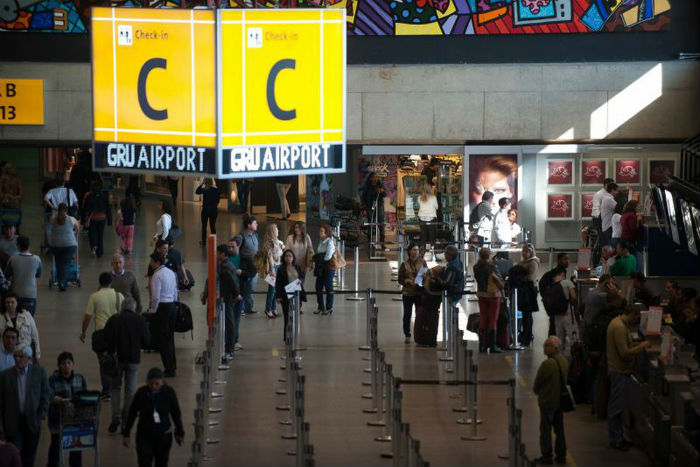 Os passageiros com destino a Paris tiveram os voos remarcados. Foto: Agência Brasil.