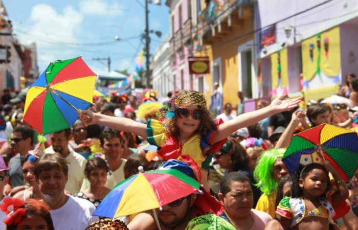 Na contagem regressiva para o carnaval, vale ensaiar as letras. (Foto: Teresa Maia)