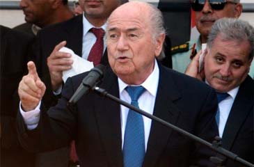 O presidente da Fifa, Joseph Blatter, voltou a pressionar o Brasil em relação à questão de segurança 
 (Jaafar Ashtiyen/AFP Photo )
