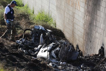 A aeronave caiu ao lado da Via Anhanguera, na altura do km 61, no trevo de acesso à cidade. Corpos foram carbonizados (VANESSA CARVALHO/BRAZIL PHOTO PRESS/ESTADÃO CONTEÚDO)