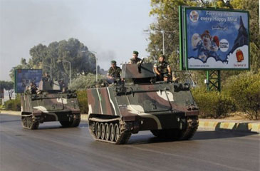 Tropas libanesas patrulham estrada que leva ao aeroporto, nos arredores de Beirute (Nwar Amro/ AFP Photo)