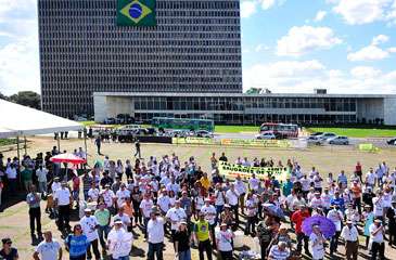 Principais pleitos dos servidores federais já estão nas mãos da equipe econômica da presidente Dilma (Ed Alves/CB/D.A Press)